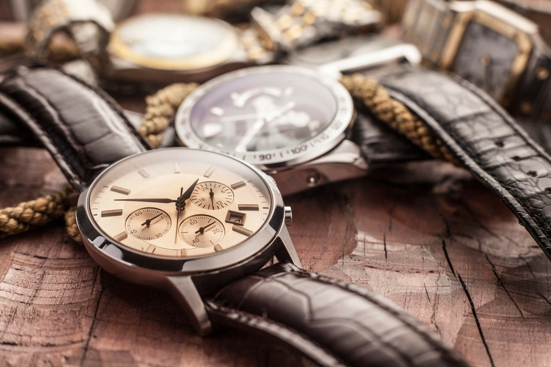 Klassische Armbanduhren mit Lederbändern.